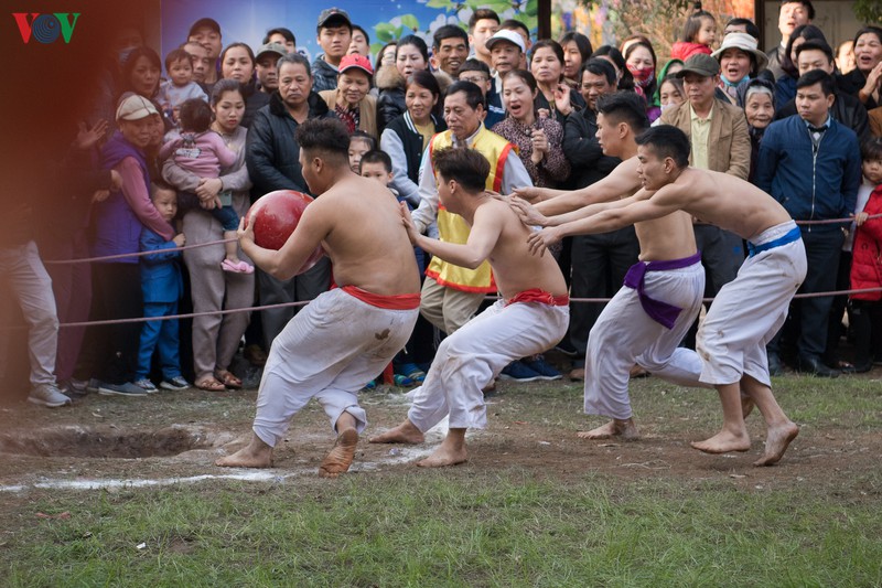 trai lang thuy linh coi tran khoe than hinh vam vo tai le hoi vat cau hinh 9