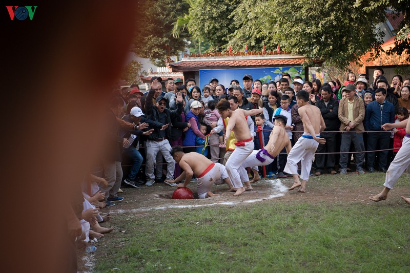 trai lang thuy linh coi tran khoe than hinh vam vo tai le hoi vat cau hinh 11
