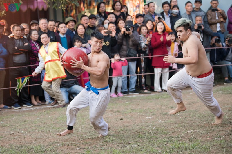 trai lang thuy linh coi tran khoe than hinh vam vo tai le hoi vat cau hinh 10