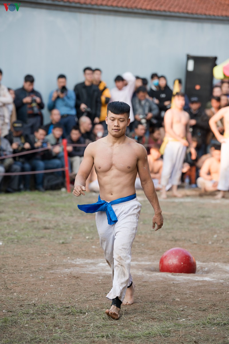 trai lang thuy linh coi tran khoe than hinh vam vo tai le hoi vat cau hinh 5