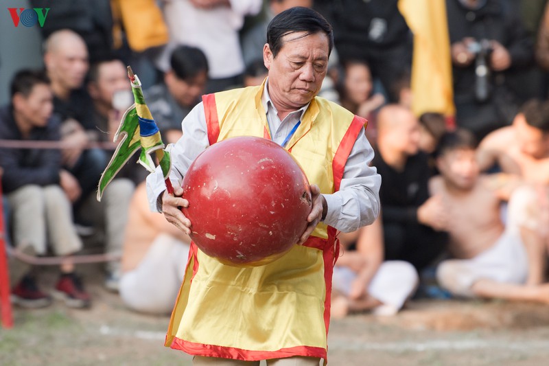 trai lang thuy linh coi tran khoe than hinh vam vo tai le hoi vat cau hinh 2