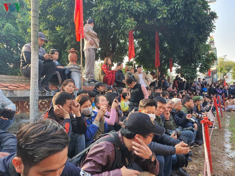 trai lang thuy linh coi tran khoe than hinh vam vo tai le hoi vat cau hinh 18