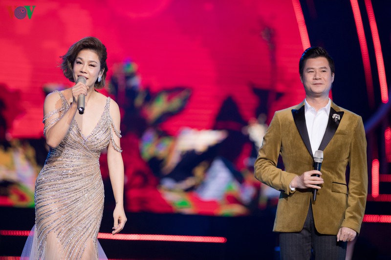 tuan hung deo khau trang khi bieu dien giua dai dich corona hinh 13