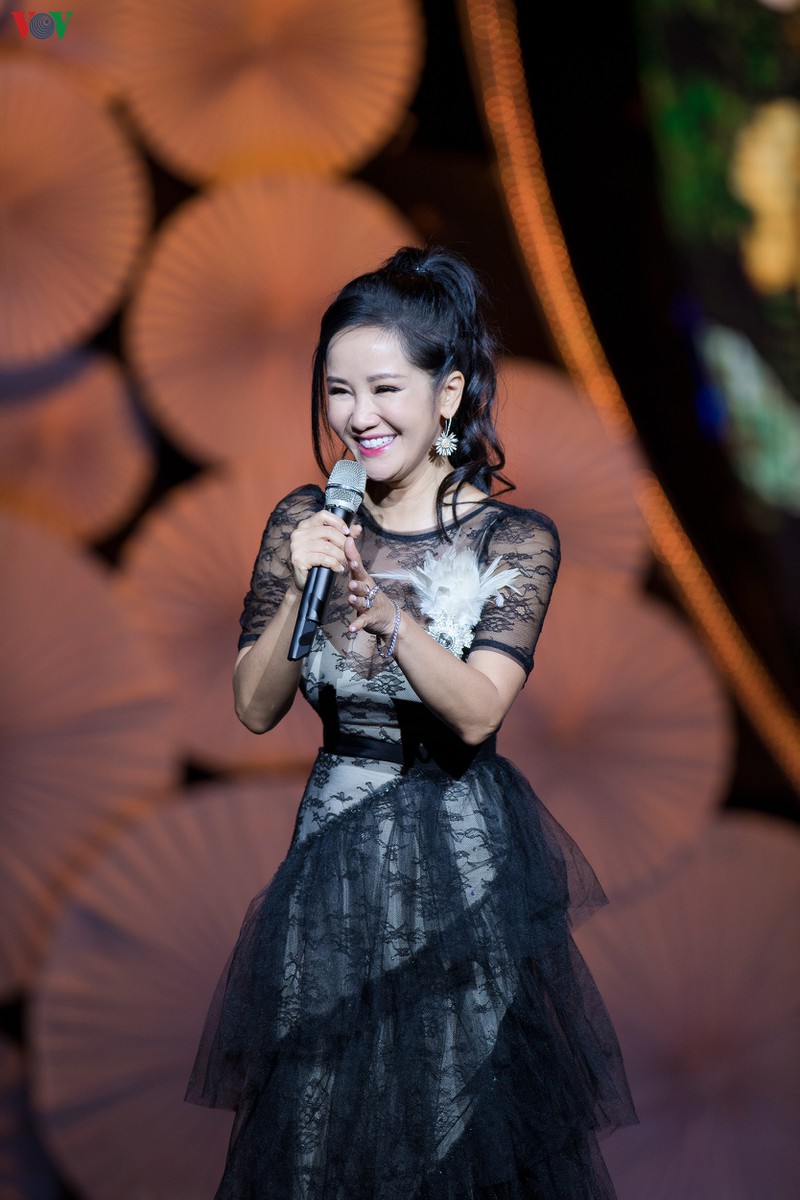 tuan hung deo khau trang khi bieu dien giua dai dich corona hinh 9