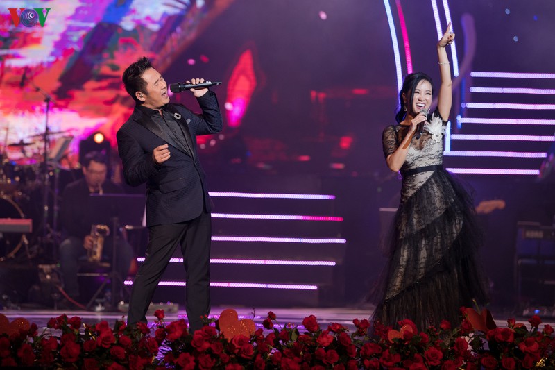 tuan hung deo khau trang khi bieu dien giua dai dich corona hinh 8