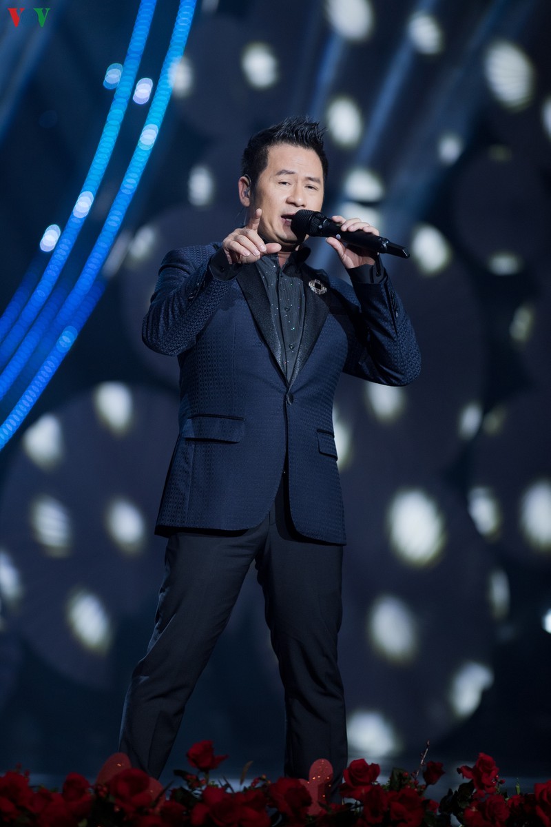 tuan hung deo khau trang khi bieu dien giua dai dich corona hinh 6