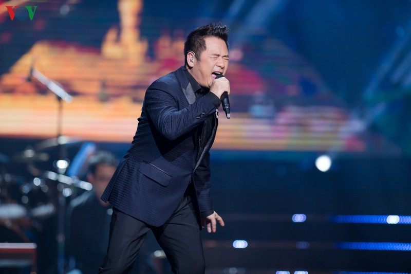 tuan hung deo khau trang khi bieu dien giua dai dich corona hinh 7