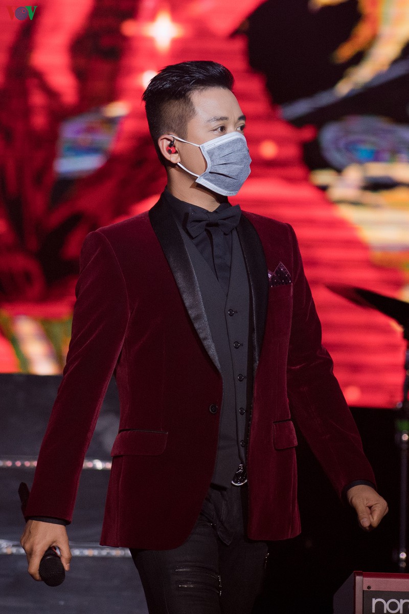 tuan hung deo khau trang khi bieu dien giua dai dich corona hinh 1