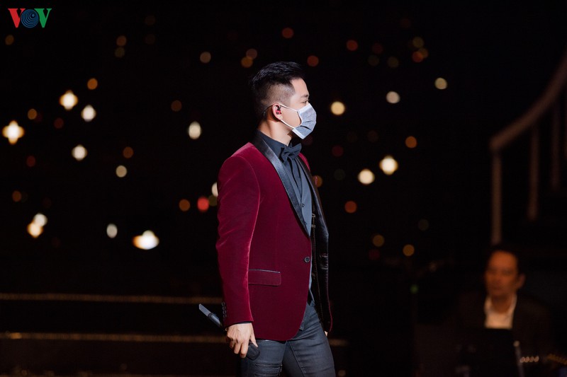tuan hung deo khau trang khi bieu dien giua dai dich corona hinh 2