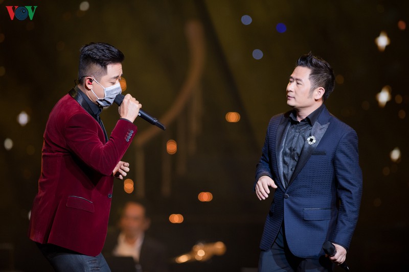 tuan hung deo khau trang khi bieu dien giua dai dich corona hinh 4