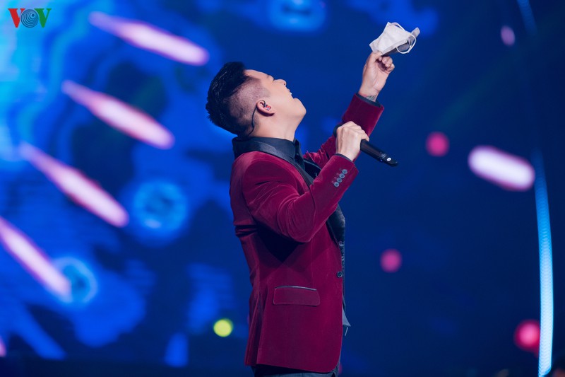 tuan hung deo khau trang khi bieu dien giua dai dich corona hinh 5