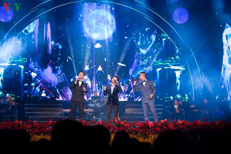 tuan hung deo khau trang khi bieu dien giua dai dich corona hinh 17