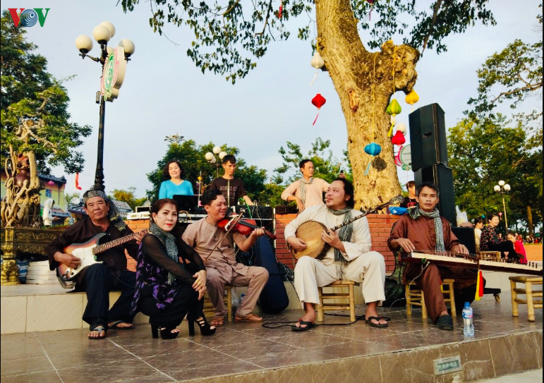 "giu lua" don ca tai tu tren manh dat sen hong - dong thap hinh 5
