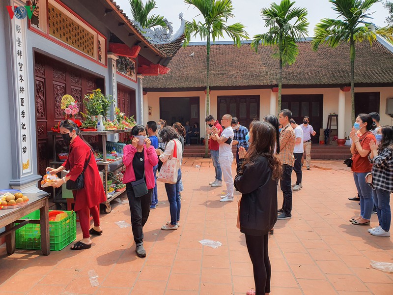 khong deo khau trang, chen chuc le phu tay ho bat chap dich covid-19 hinh 11