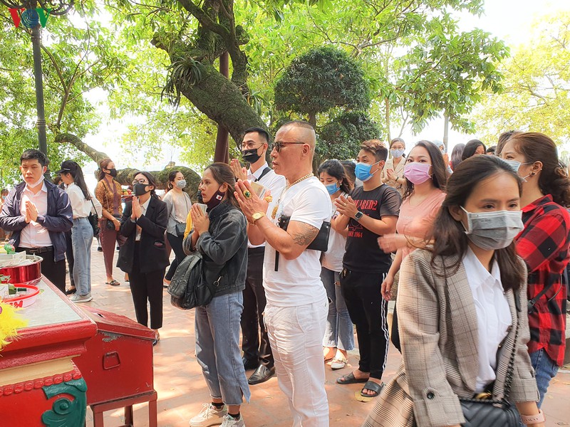 khong deo khau trang, chen chuc le phu tay ho bat chap dich covid-19 hinh 7