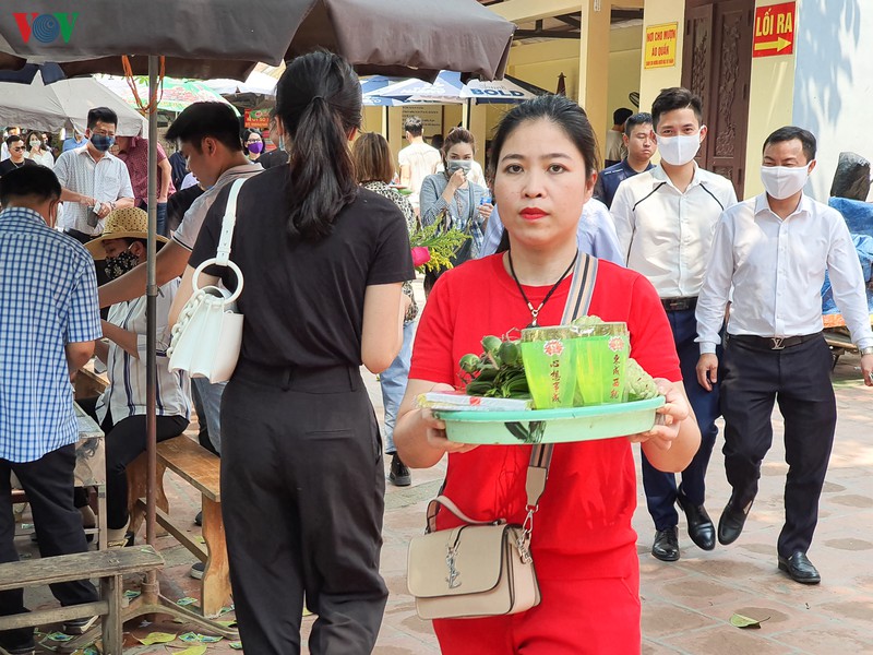 khong deo khau trang, chen chuc le phu tay ho bat chap dich covid-19 hinh 10