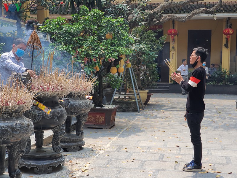 khong deo khau trang, chen chuc le phu tay ho bat chap dich covid-19 hinh 13