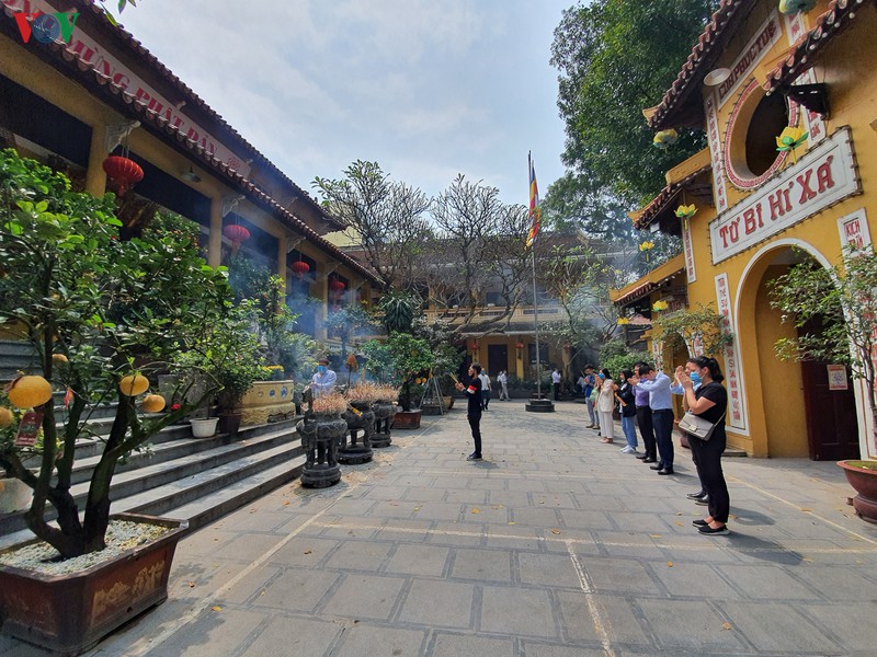 khong deo khau trang, chen chuc le phu tay ho bat chap dich covid-19 hinh 12