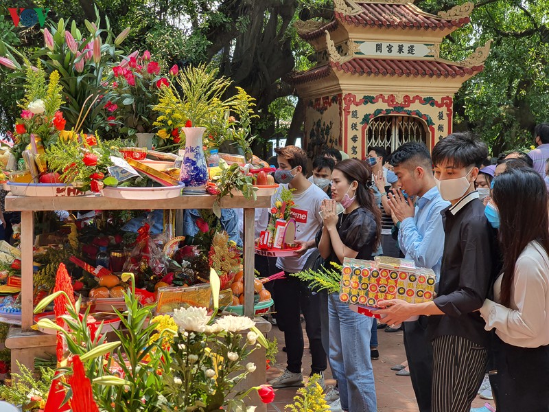 khong deo khau trang, chen chuc le phu tay ho bat chap dich covid-19 hinh 4