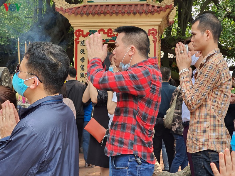 khong deo khau trang, chen chuc le phu tay ho bat chap dich covid-19 hinh 5
