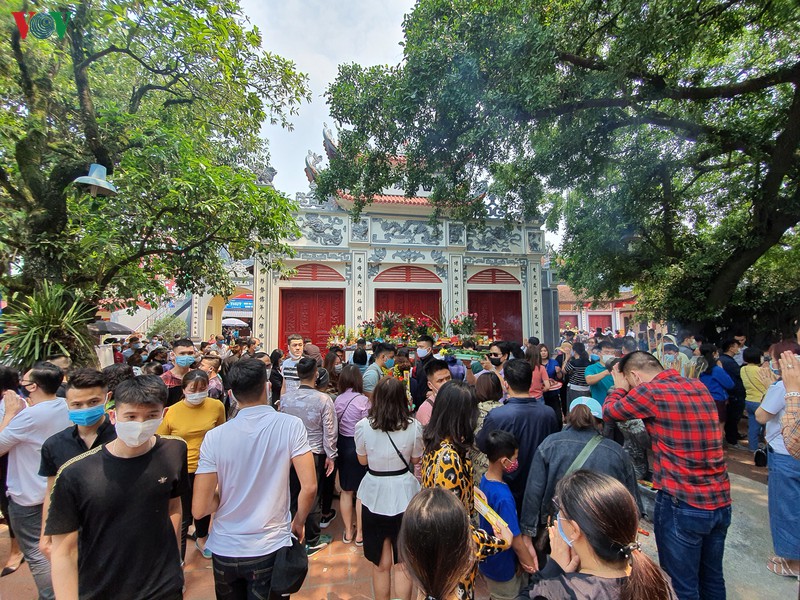 khong deo khau trang, chen chuc le phu tay ho bat chap dich covid-19 hinh 2