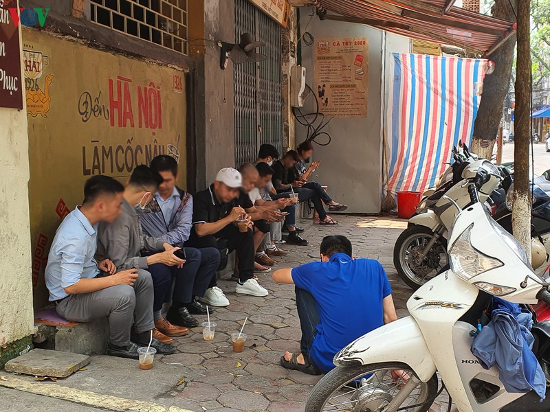 cac quan cafe da phan dong cua, tra da via he len "ngoi"? hinh 13
