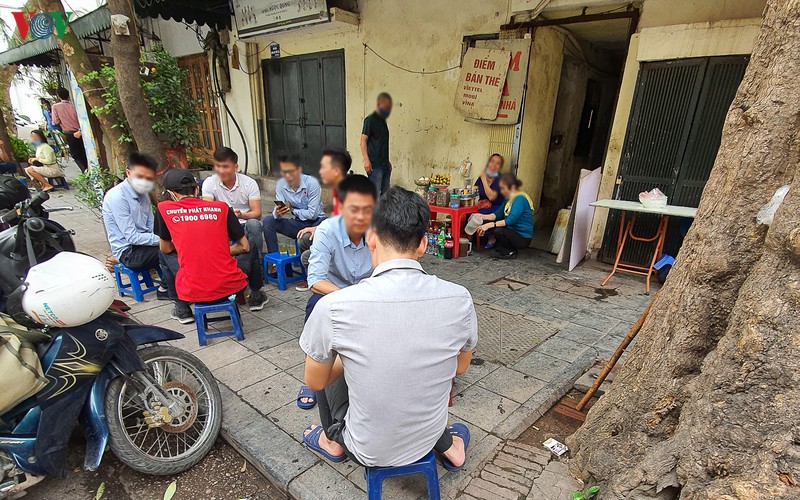 cac quan cafe da phan dong cua, tra da via he len "ngoi"? hinh 11