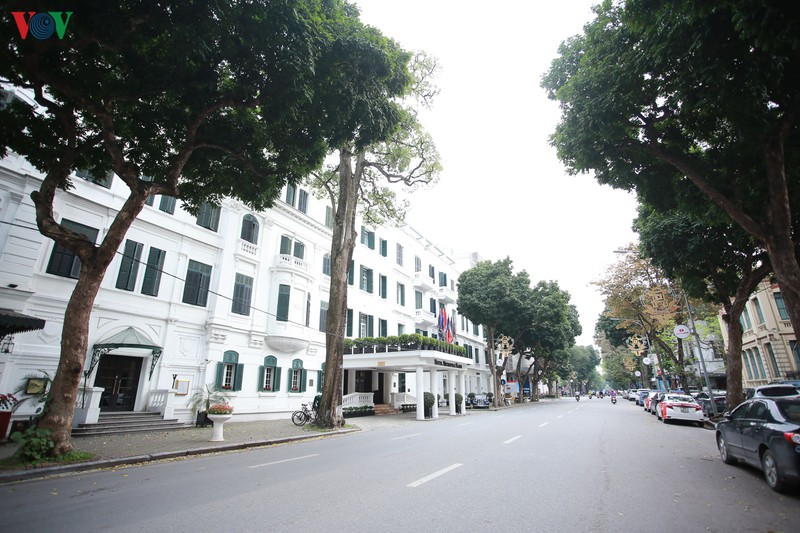 duong pho ha noi vang ve sau lenh dong cua hang quan den ngay 5/4 hinh 10