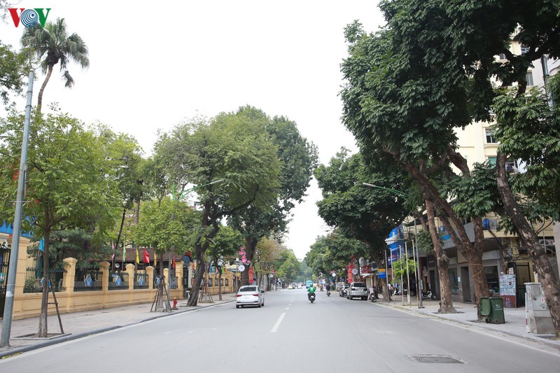 duong pho ha noi vang ve sau lenh dong cua hang quan den ngay 5/4 hinh 11