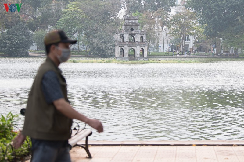 duong pho ha noi vang ve sau lenh dong cua hang quan den ngay 5/4 hinh 13
