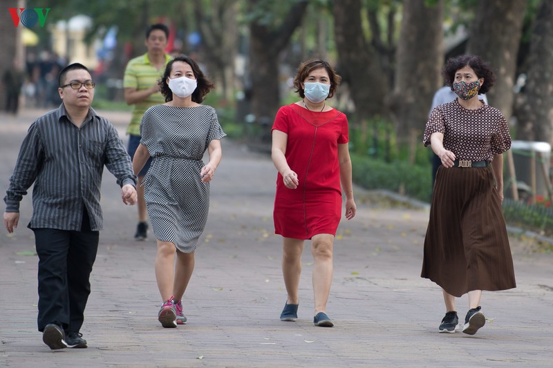 duong pho ha noi vang ve sau lenh dong cua hang quan den ngay 5/4 hinh 14