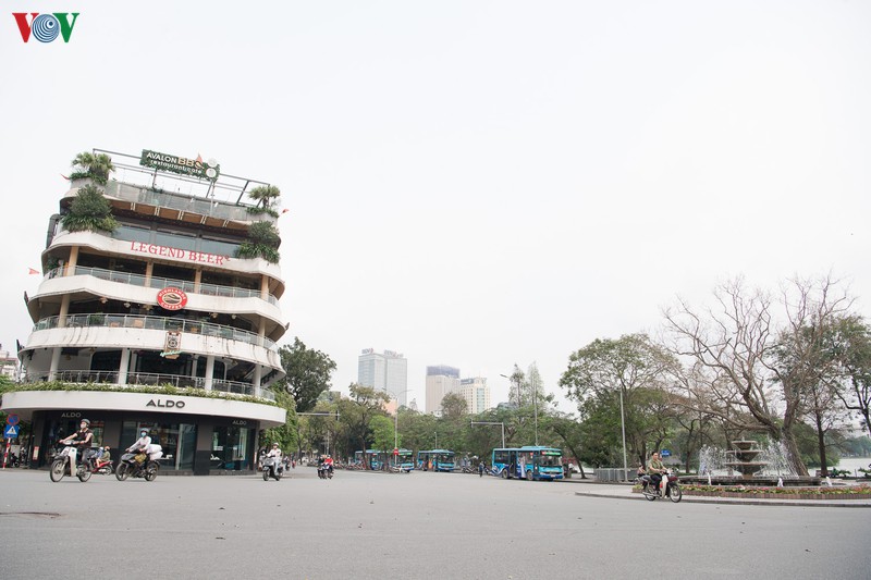 duong pho ha noi vang ve sau lenh dong cua hang quan den ngay 5/4 hinh 1