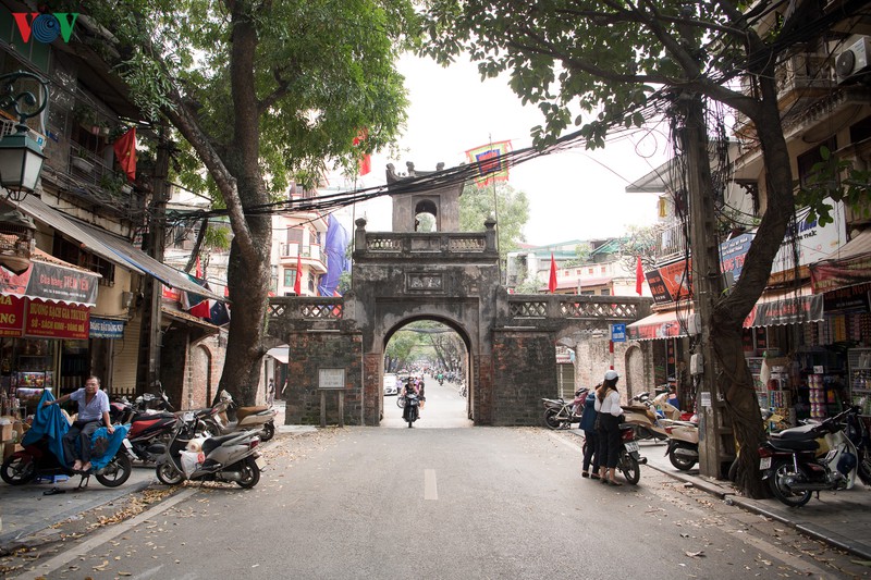 duong pho ha noi vang ve sau lenh dong cua hang quan den ngay 5/4 hinh 5