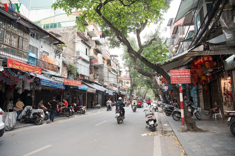 duong pho ha noi vang ve sau lenh dong cua hang quan den ngay 5/4 hinh 6