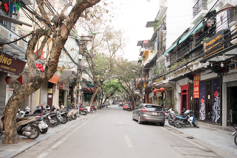 duong pho ha noi vang ve sau lenh dong cua hang quan den ngay 5/4 hinh 7