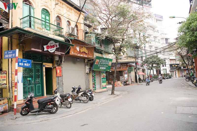duong pho ha noi vang ve sau lenh dong cua hang quan den ngay 5/4 hinh 8