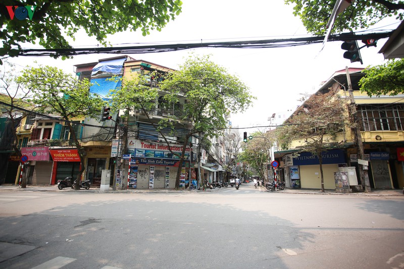 duong pho ha noi vang ve sau lenh dong cua hang quan den ngay 5/4 hinh 2