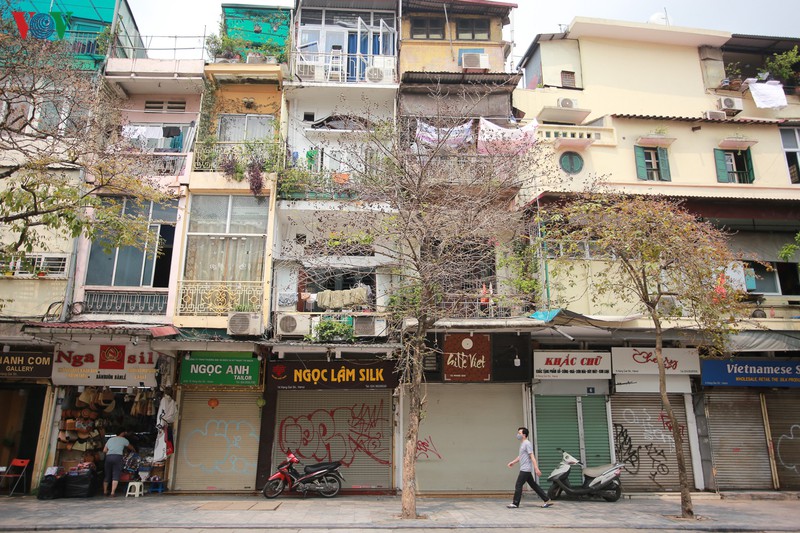 duong pho ha noi vang ve sau lenh dong cua hang quan den ngay 5/4 hinh 3