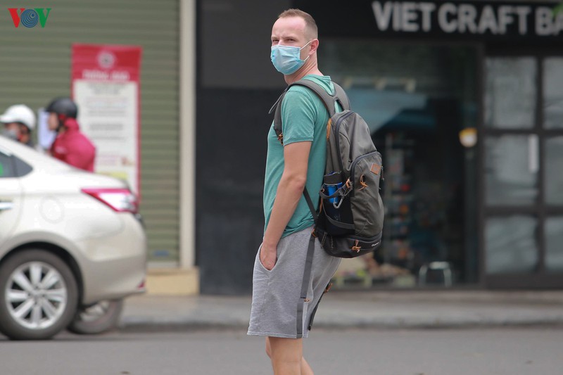 duong pho ha noi vang ve sau lenh dong cua hang quan den ngay 5/4 hinh 15