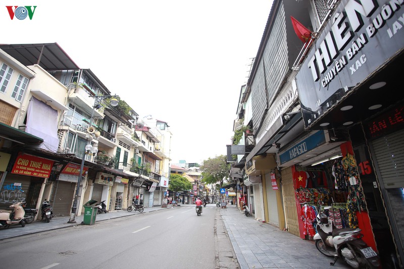 duong pho ha noi vang ve sau lenh dong cua hang quan den ngay 5/4 hinh 4