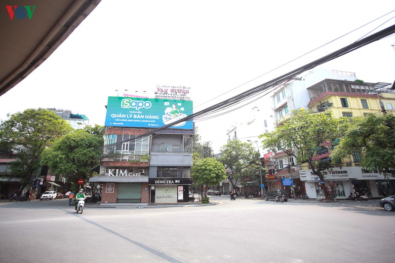 duong pho ha noi vang ve sau lenh dong cua hang quan den ngay 5/4 hinh 9