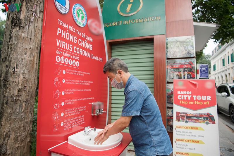 can canh tram rua tay da chien chong dich covid-19 ben ho hoan kiem hinh 6