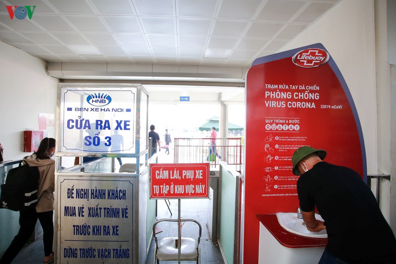 can canh tram rua tay da chien chong dich covid-19 ben ho hoan kiem hinh 11