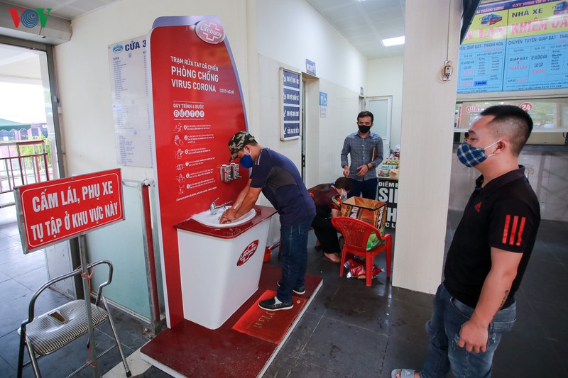can canh tram rua tay da chien chong dich covid-19 ben ho hoan kiem hinh 12