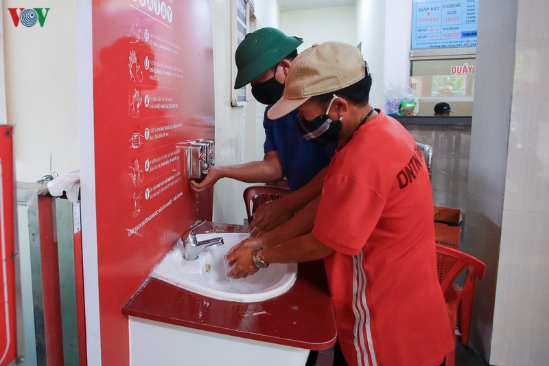 can canh tram rua tay da chien chong dich covid-19 ben ho hoan kiem hinh 14