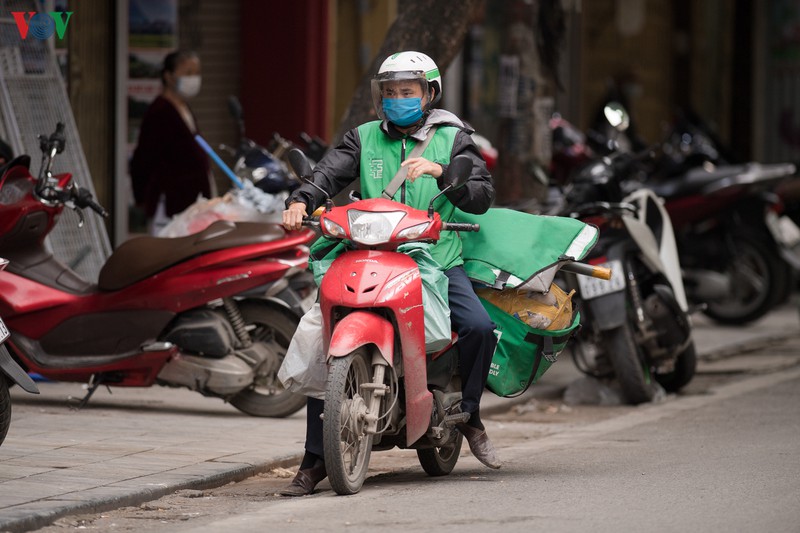 nguoi ha noi deo khau trang phong chong covid-19, don "ret nang ban" hinh 13