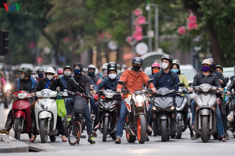 nguoi ha noi deo khau trang phong chong covid-19, don "ret nang ban" hinh 1