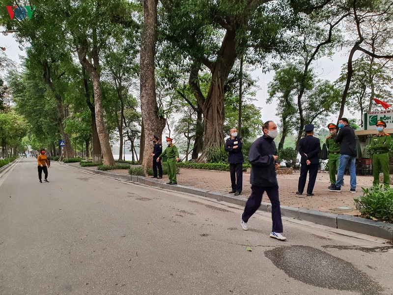 ngay dau cach ly toan xa hoi: dan ha noi van ra duong tap the duc hinh 2
