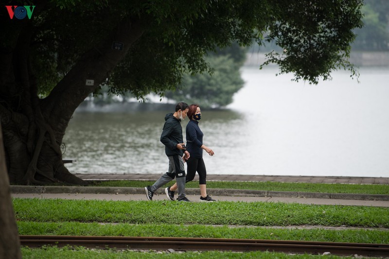 ngay dau cach ly toan xa hoi: dan ha noi van ra duong tap the duc hinh 8