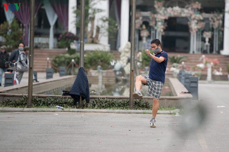 ngay dau cach ly toan xa hoi: dan ha noi van ra duong tap the duc hinh 16